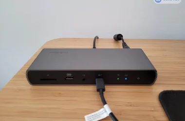 Kensington SD5700T Thunderbolt on a table, connected